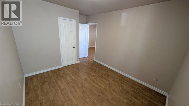 Photo du bâtiment - 250 Highland Rd W