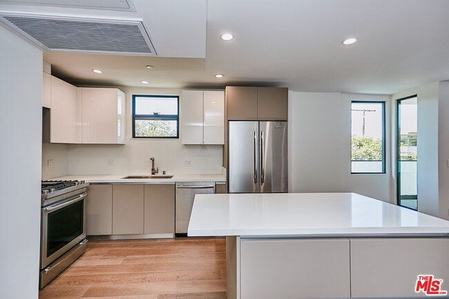 Foto del edificio - 328 N Maple Dr
