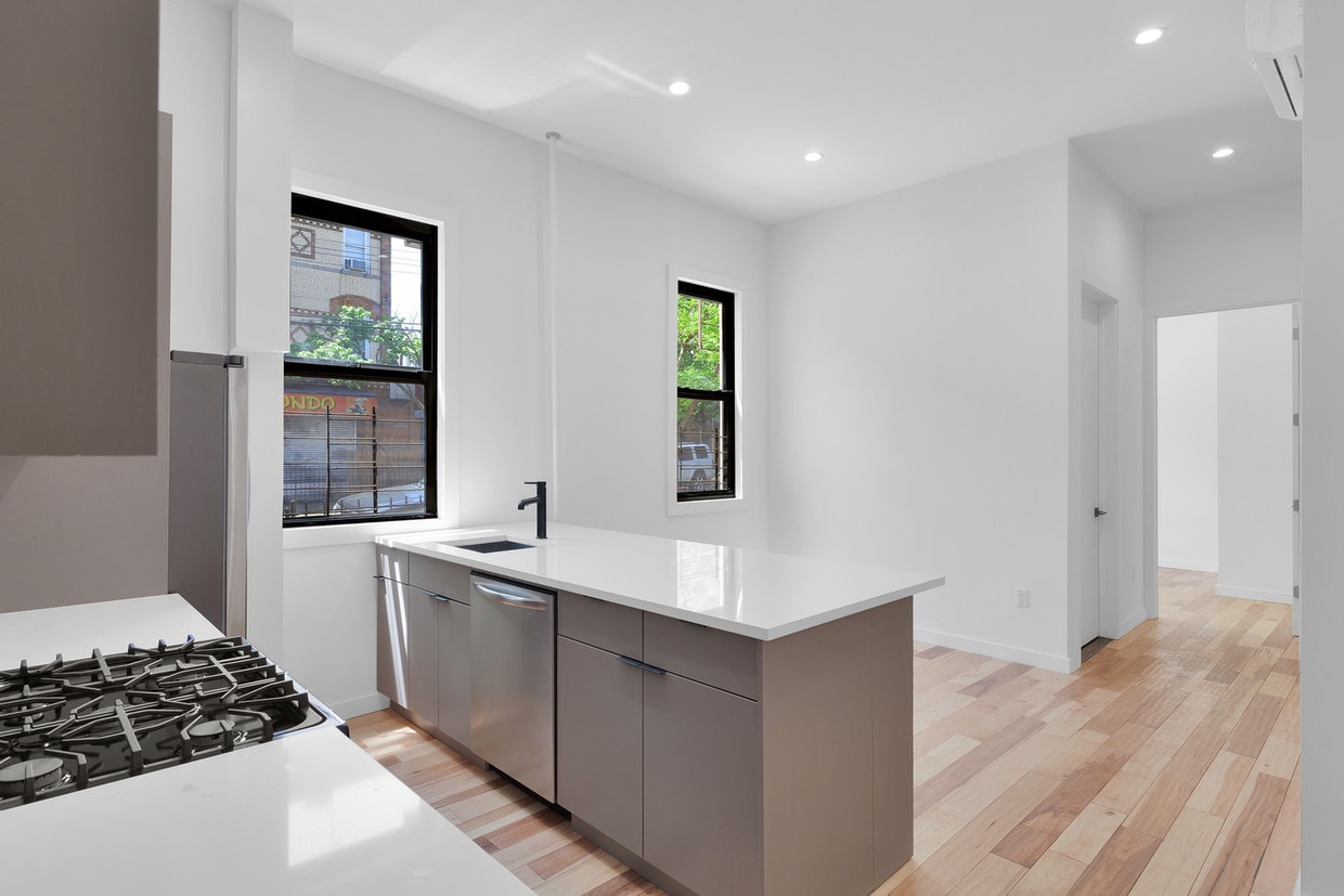 Foto principal - 791 Onderdonk Ave