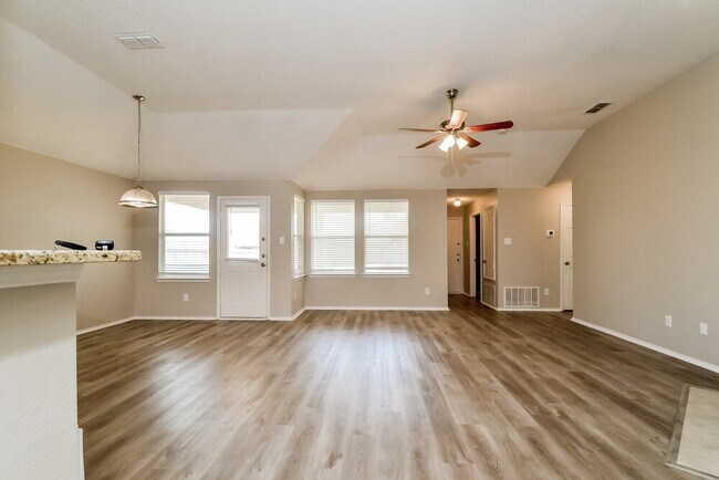 Foto del edificio - 1620 Logan Dr