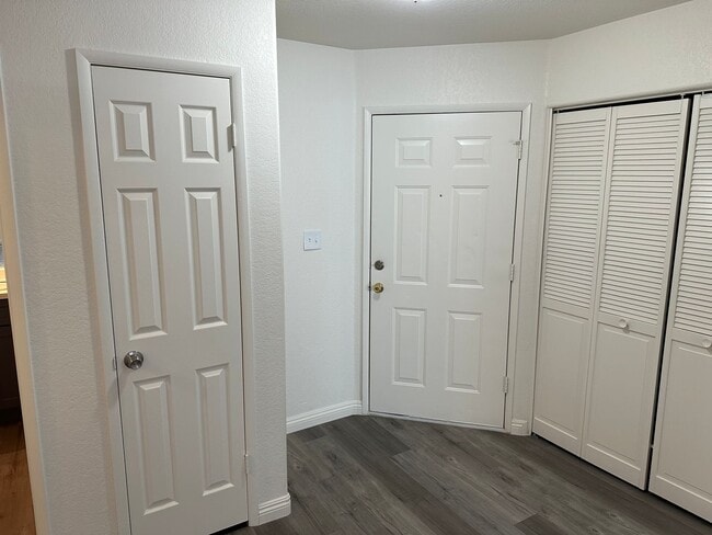 Building Photo - SW!! 2 Bedroom Condo!! 1st Floor!! Newly r...