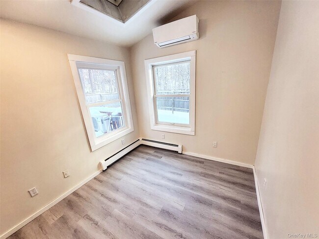 Building Photo - 8 Rocky Rd