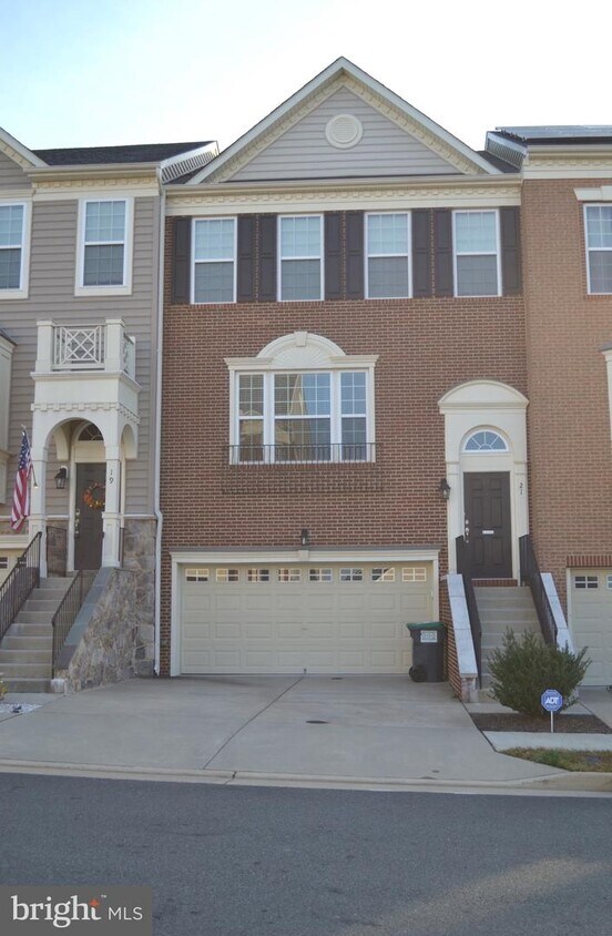Primary Photo - 21 Coulter Ln