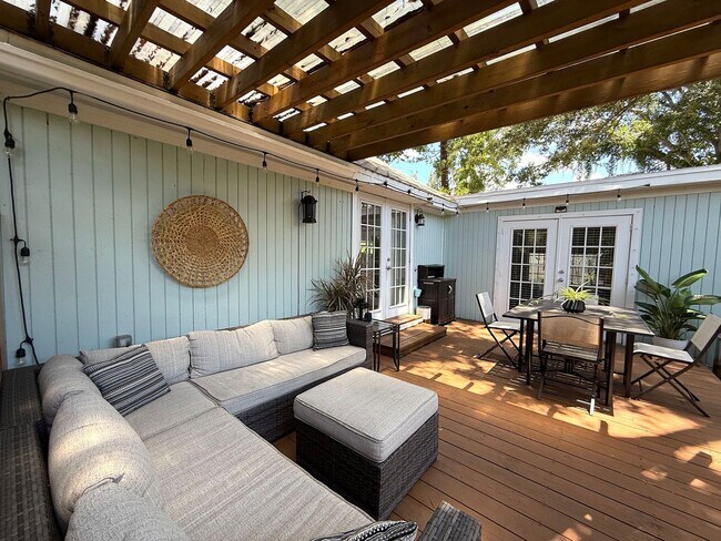 Building Photo - 2 Bedroom 2 Bath Annual Furnished Cottage ...