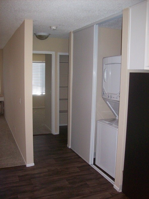 Washer and dryer - 3943 Southampton Ter
