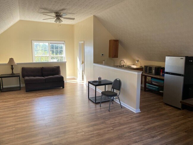 Building Photo - 995 Mills Dr