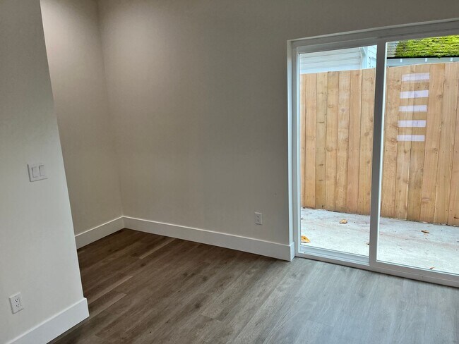 Foto del edificio - 5872 Cedar St