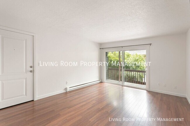 Building Photo - Top Floor Apartment With A Private Deck