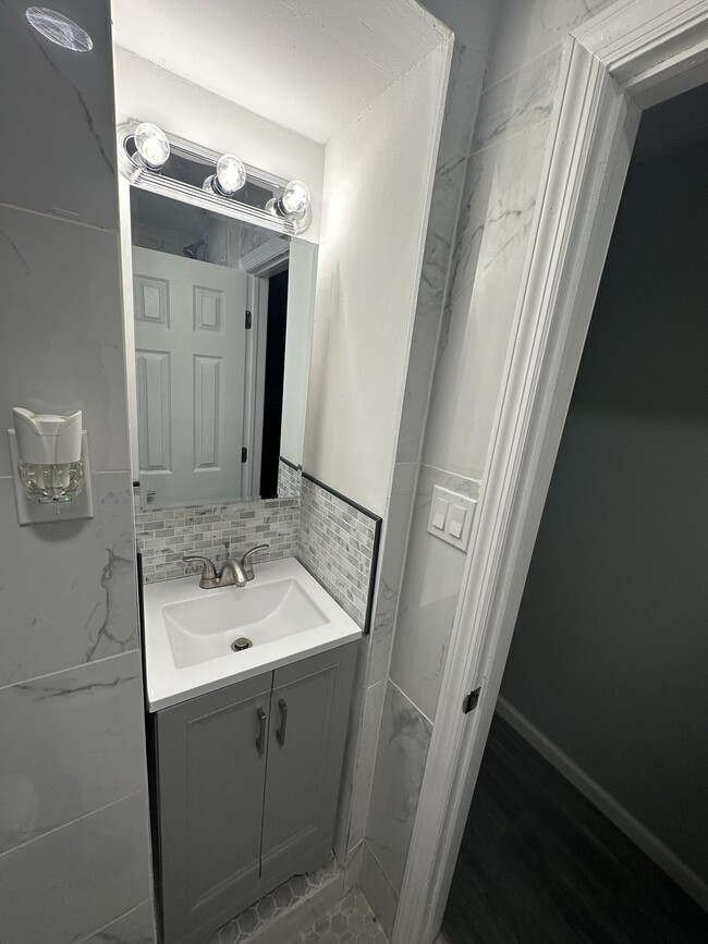 Bath Sink with mirror - 854 Elton St