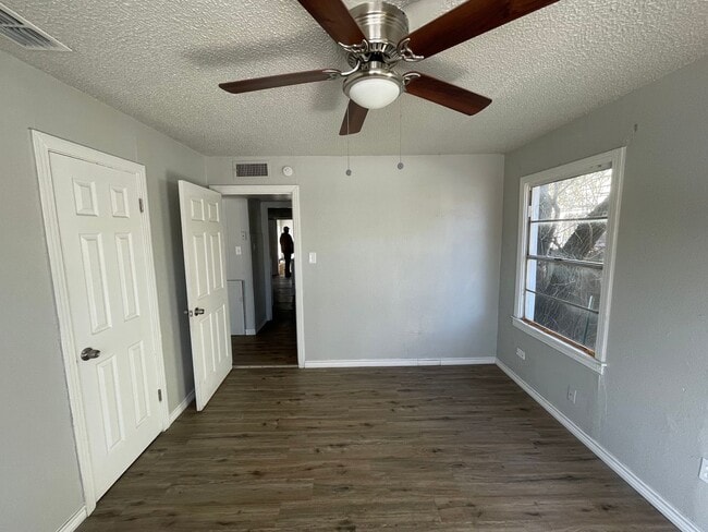 Building Photo - 3 bedroom, 2 bath