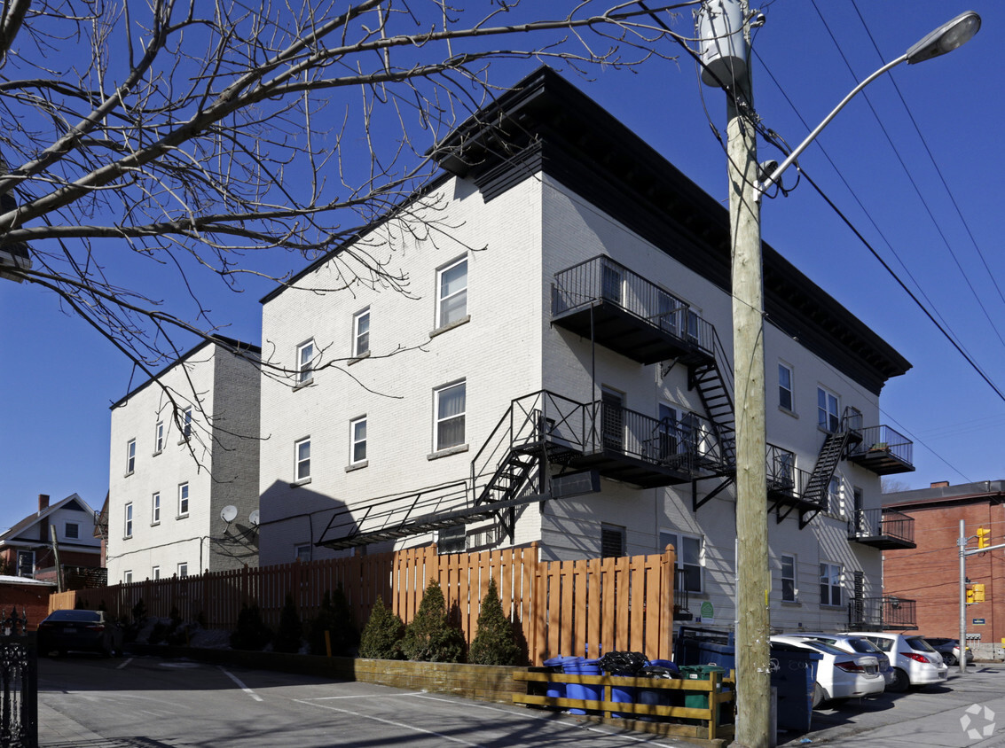 Building Photo - The Pickwick