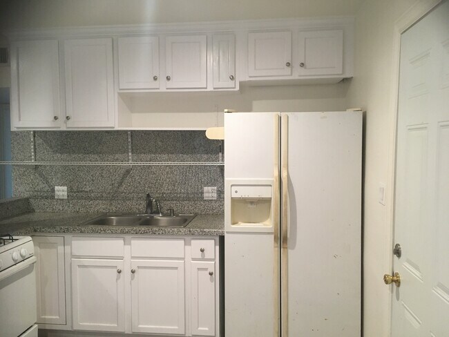 Granite / Stainless Kitchen - 6057 Wilkinson Ave