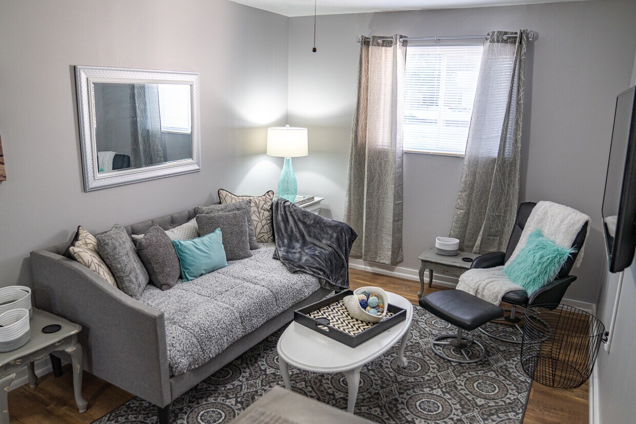 Living Rm/2nd bdrm (XL Twin daybed) - 617 Douglas Ave
