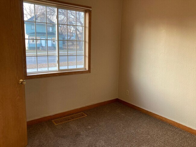 Building Photo - 2 Bedroom House