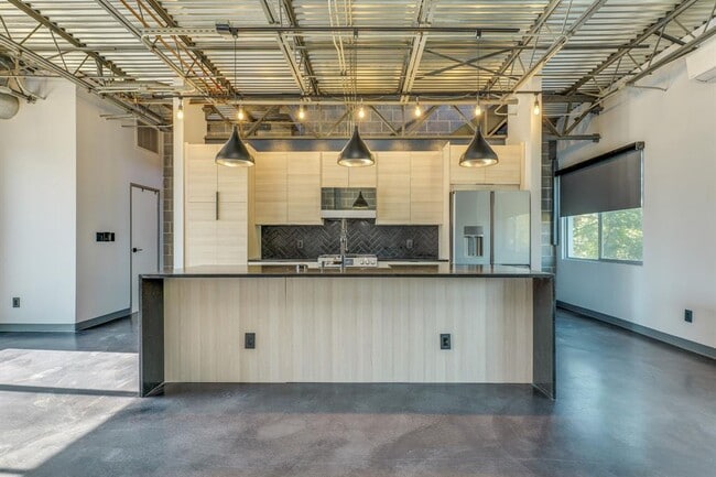 Foto del edificio - 4801 S Congress Ave