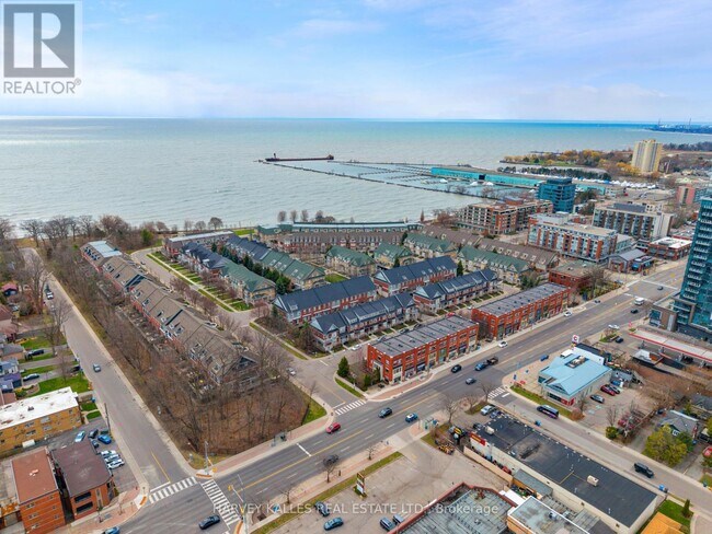 Photo du bâtiment - 157 St Lawrence Dr