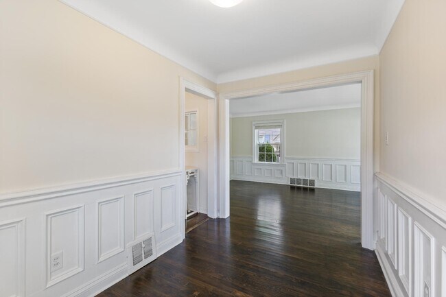 Building Photo - 2615 Kenmore Rd