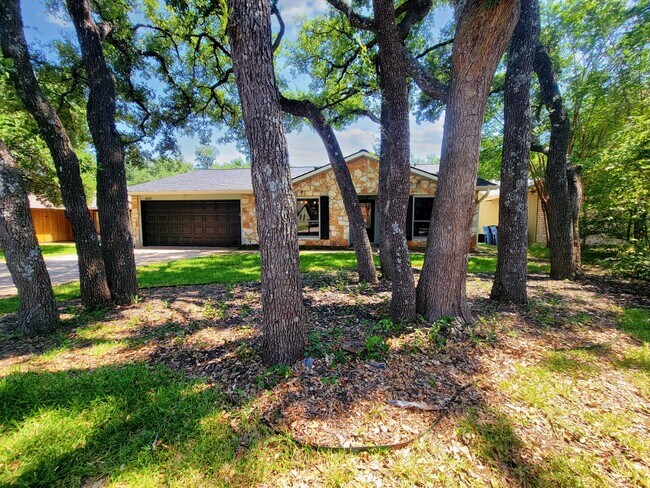 Foto del edificio - 3 Bed, 2 Bath Single-Level Gem with Firepl...