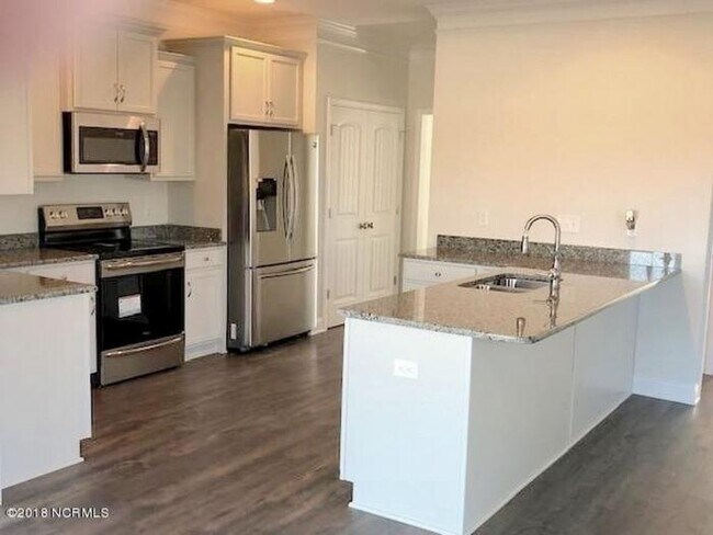 Building Photo - 5 bedroom in Wilmington NC 28412