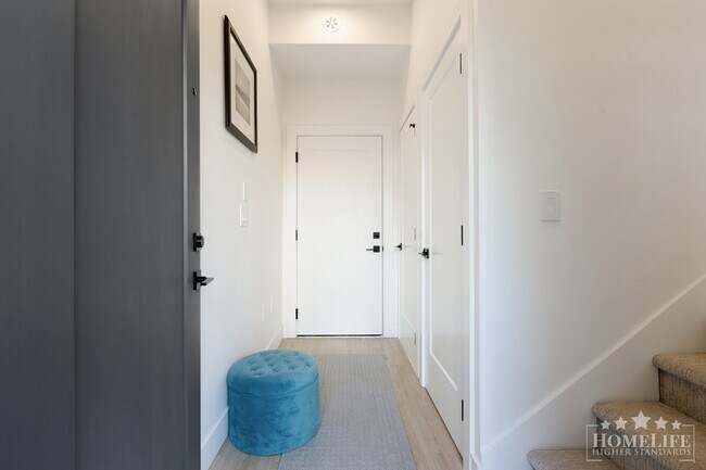 Photo du bâtiment - Stunning 3 Bed 3 Bath + Flex Townhouse for Rent in Willoughby!