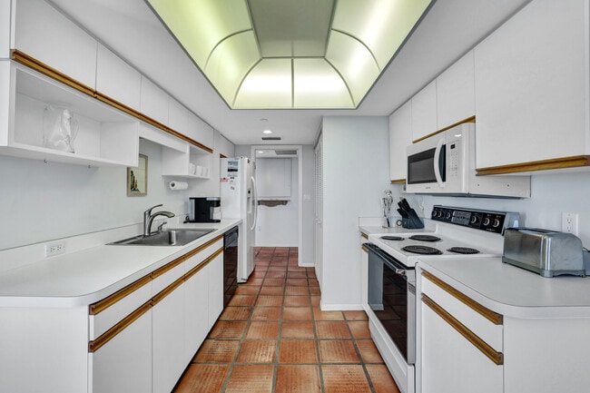 Building Photo - 6361 Pelican Bay Blvd