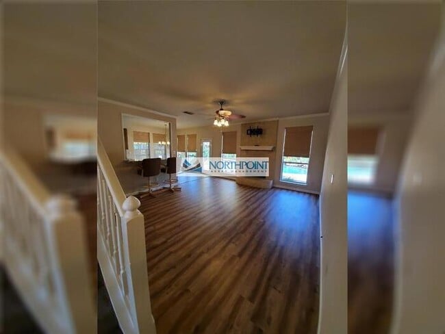 Foto del edificio - Stunning corner lot home with beautiful po...