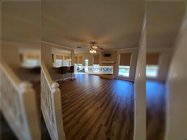 Foto del edificio - Stunning corner lot home with beautiful pool and upgrades throughout.