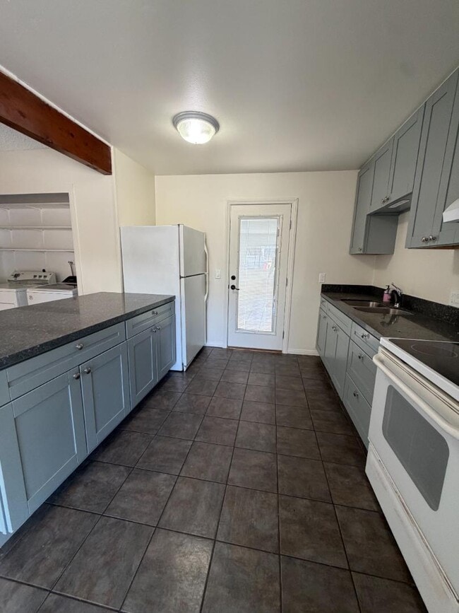 Building Photo - 8209 Jema Way