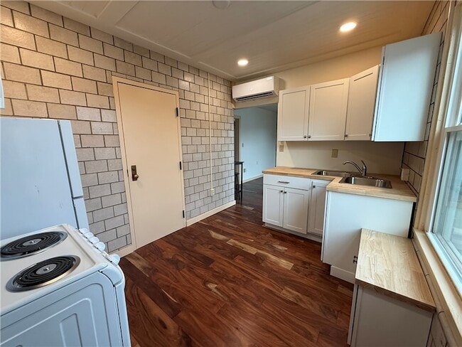 Building Photo - 260 Oak Ave