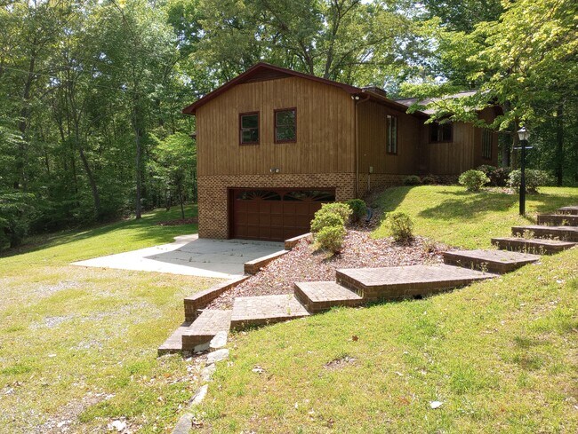 Garage/Parking - 201 Neill Farm Rd