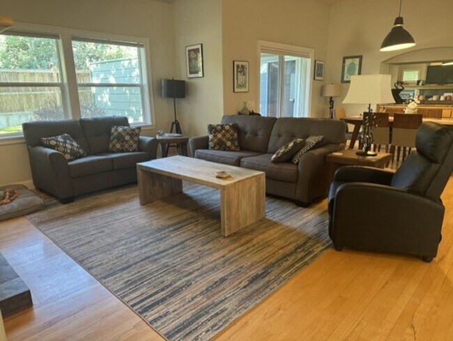 Foto del edificio - 3027 NW Merchant Way