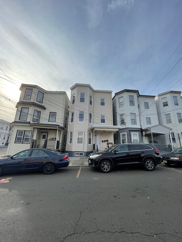 Primary Photo - 147 Sheridan Ave