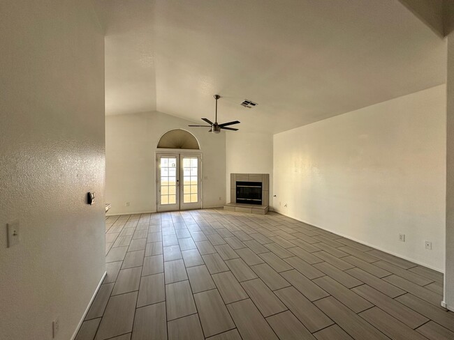 Building Photo - Beautiful 2 Master Bedroom Townhouse!!