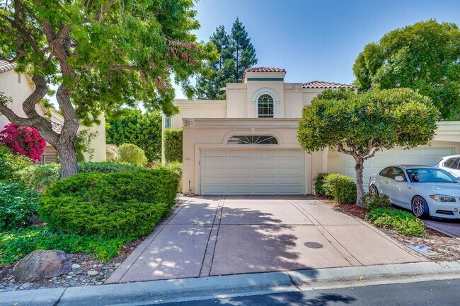 Building Photo - Beautiful and spacious 3 bedroom 2.5 bath ...