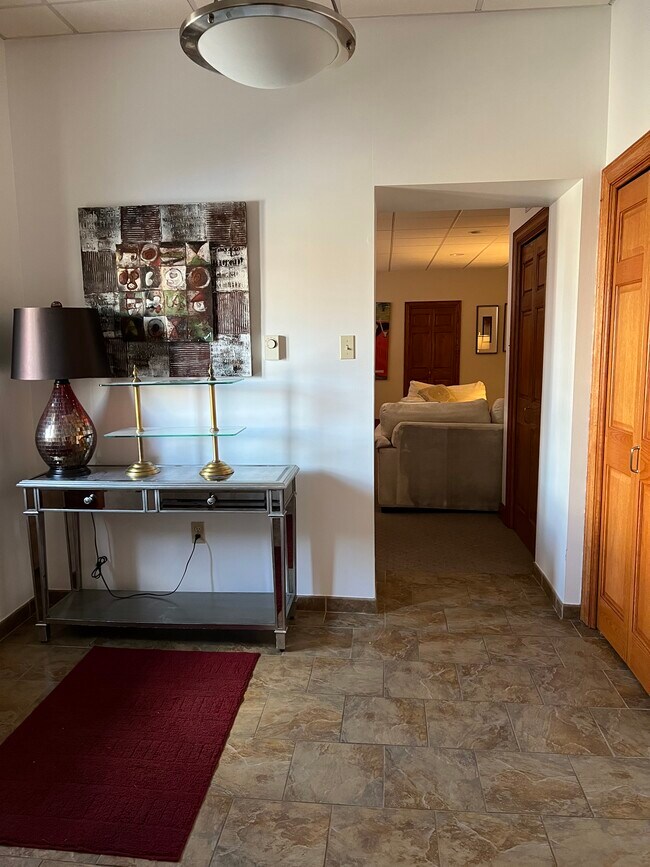 Entrada - 59 E 8th St