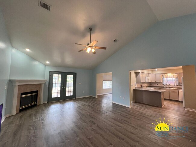 Building Photo - Charming 3-Bedroom Home with Outdoor Perks...