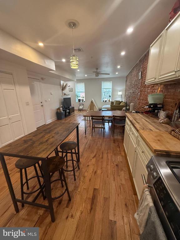 Building Photo - 2005 N Mascher St