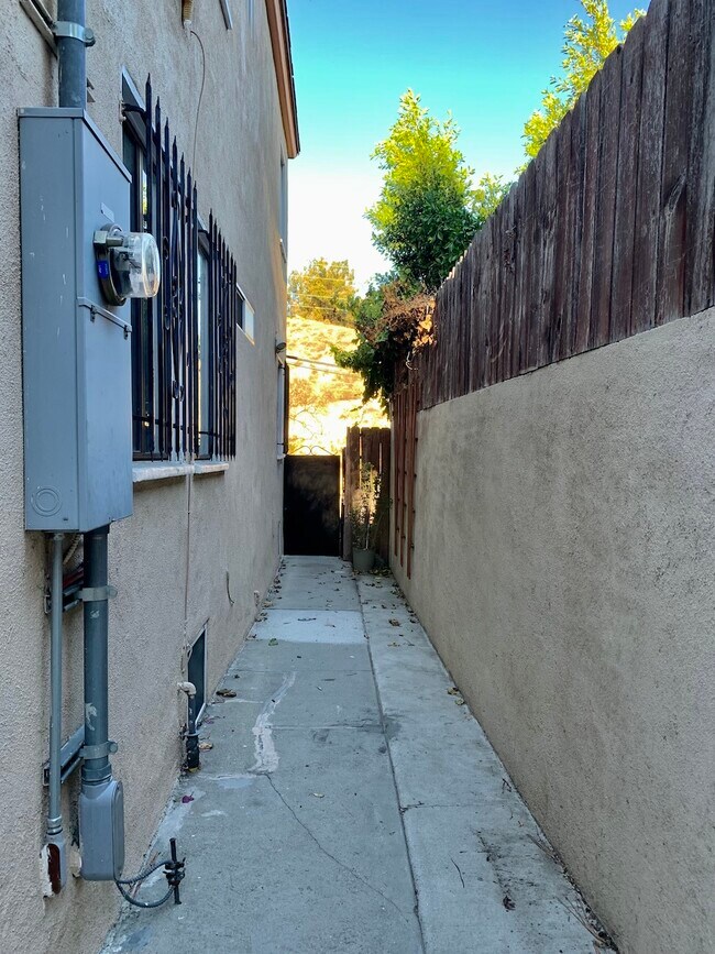 Walkway from gate to entry - 6744 Woodrow Wilson Dr