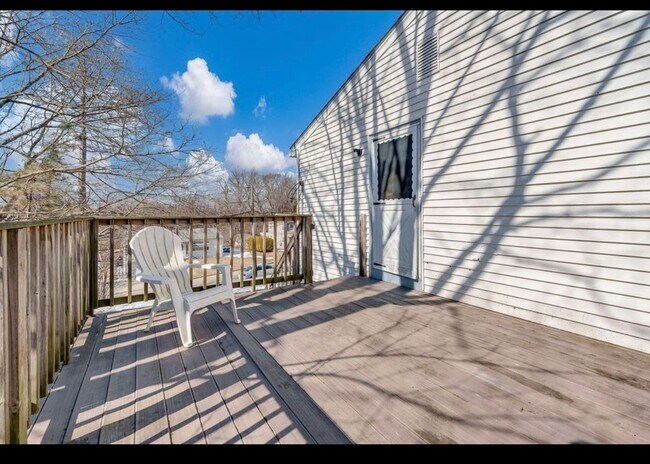 Building Photo - 14 Monson St