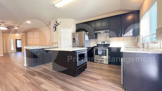 Foto del edificio - 4524 Lakeside Hollow St