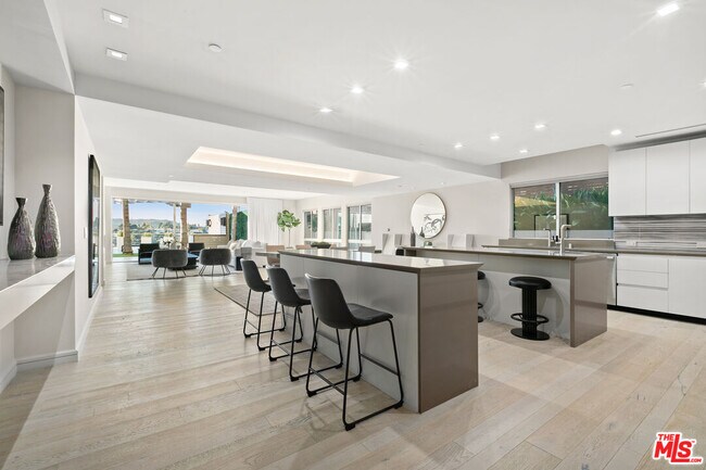 Foto del edificio - 2391 Roscomare Rd