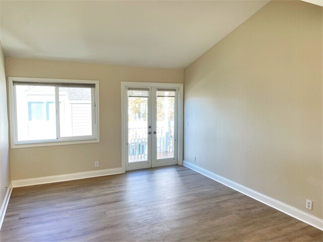 Building Photo - Bright  Upstairs Two Bedroom Condo at Stra...