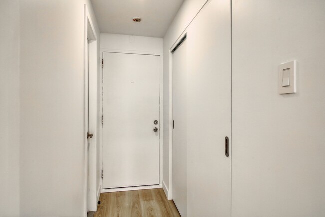Building Photo - 1 Cote-Sainte-Catherine