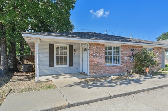 Building Photo - 1904 Sbisa Way
