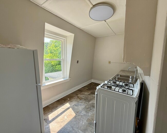 Kitchen - 117 Bridge St