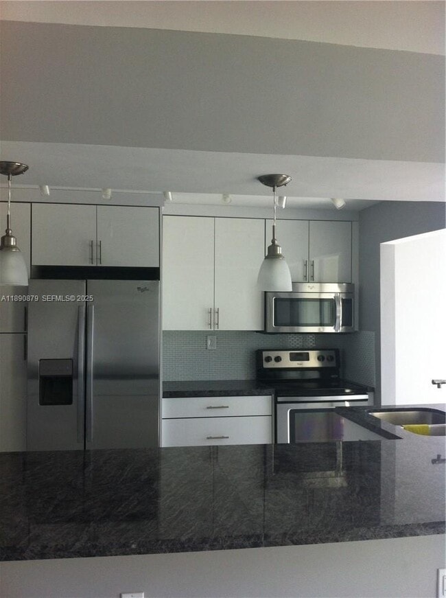 Building Photo - 16558 NE 26th Ave