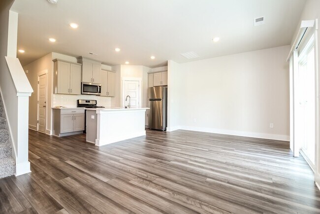 Building Photo - Beautiful Townhome in Popular Simpsonville