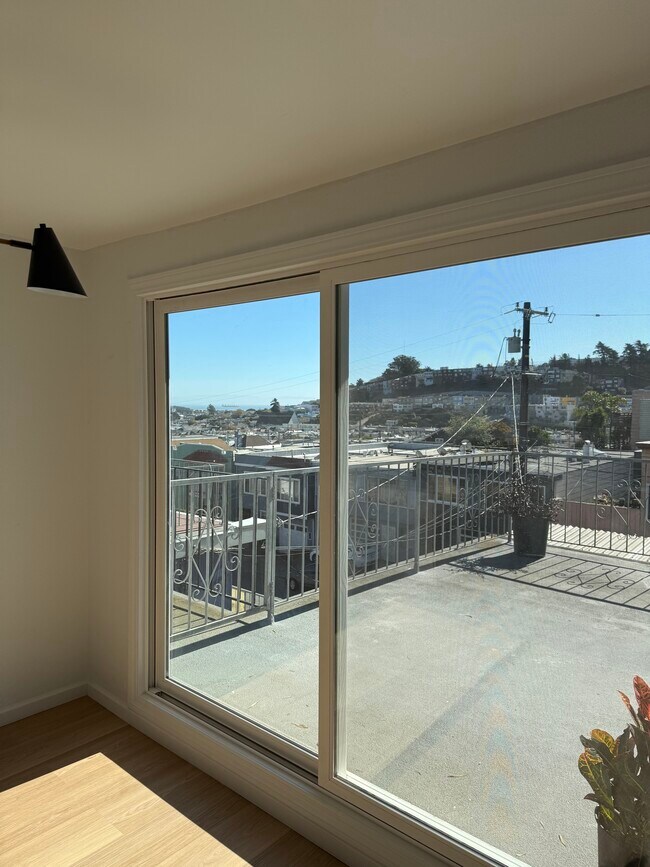 Salga a la terraza junto a la cocina para disfrutar de su café matutino. - 750 Bacon St