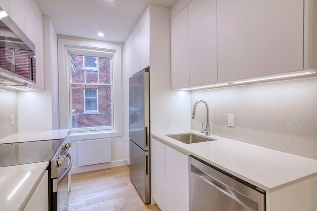 Building Photo - 4557 Rue Sherbrooke O