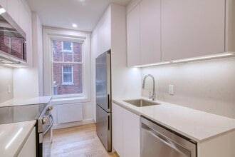 Building Photo - 4557 Rue Sherbrooke O